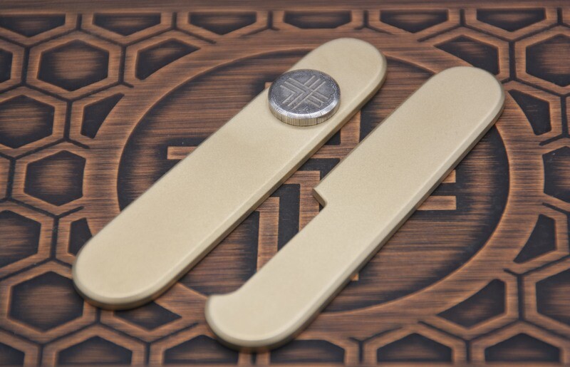 91mm Brass Scales with Damasteel Bluetongue Badge
