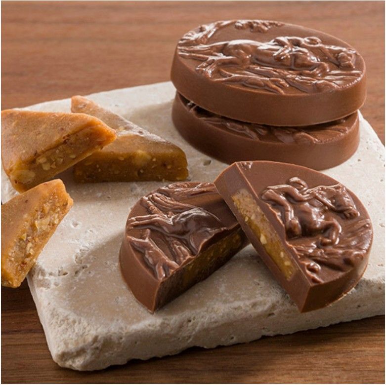 Milk Chocolate Almond Buttercrunch 6 piece Full Cry Jumper Gable Gift Box #C92