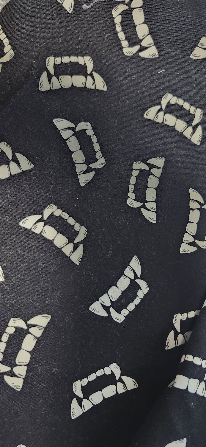 Glow in the dark vampire teeth (9"x 6 1/2" brim)