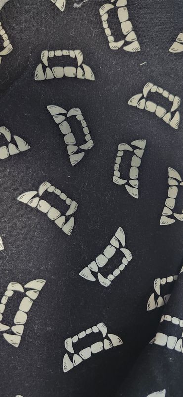 Glow in the dark vampire teeth (9"x 6 1/2" brim)