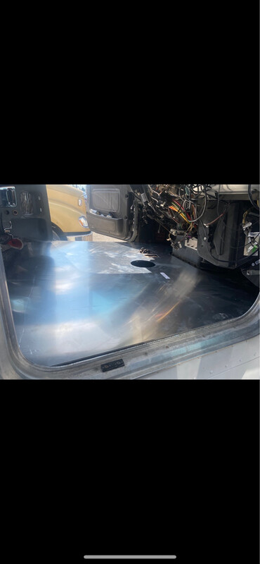 Peterbilt 389 Floor