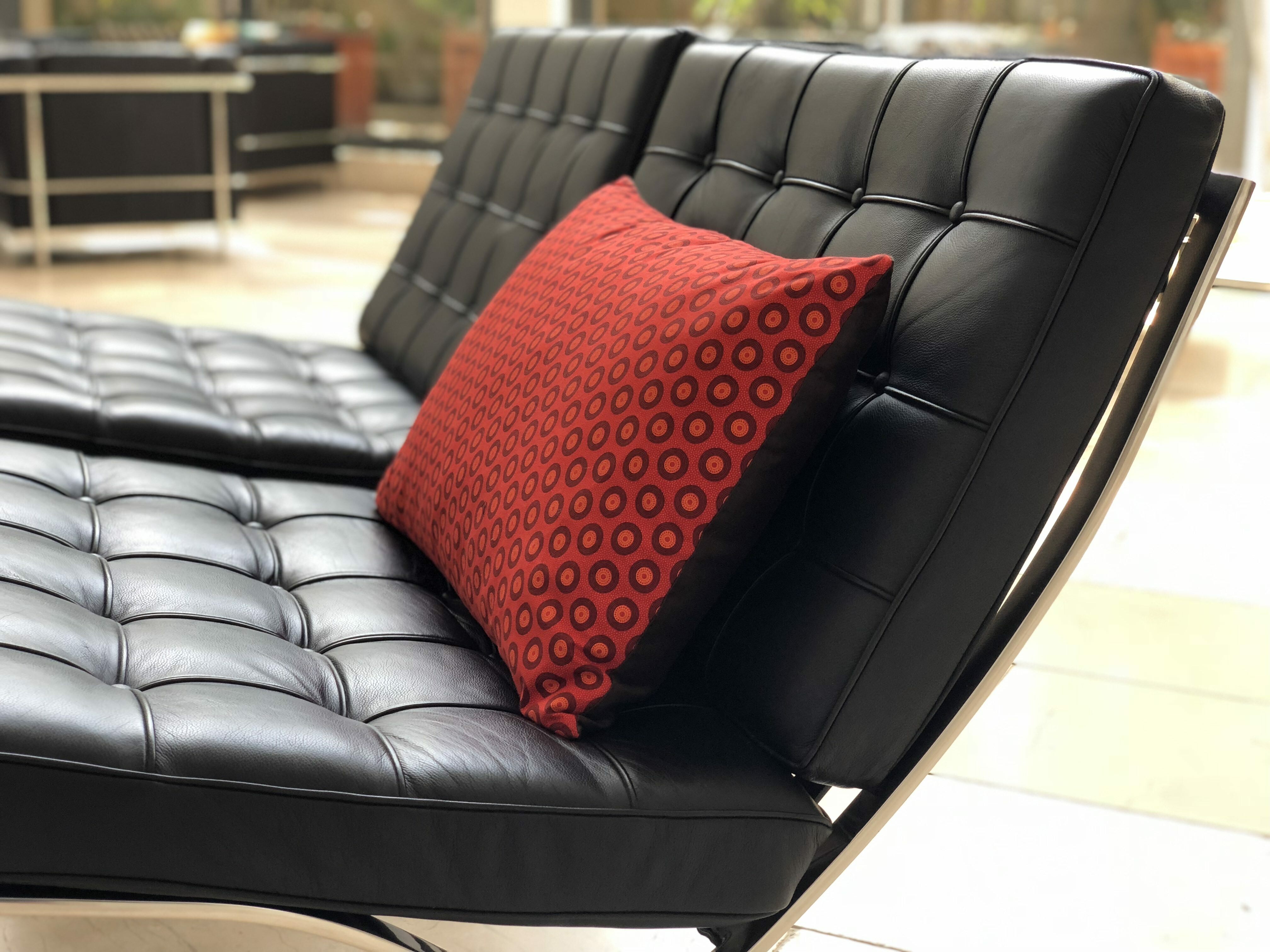 MEHAREE - Coussin 40 x 60 cm - en shweshwe, orange et chocolat