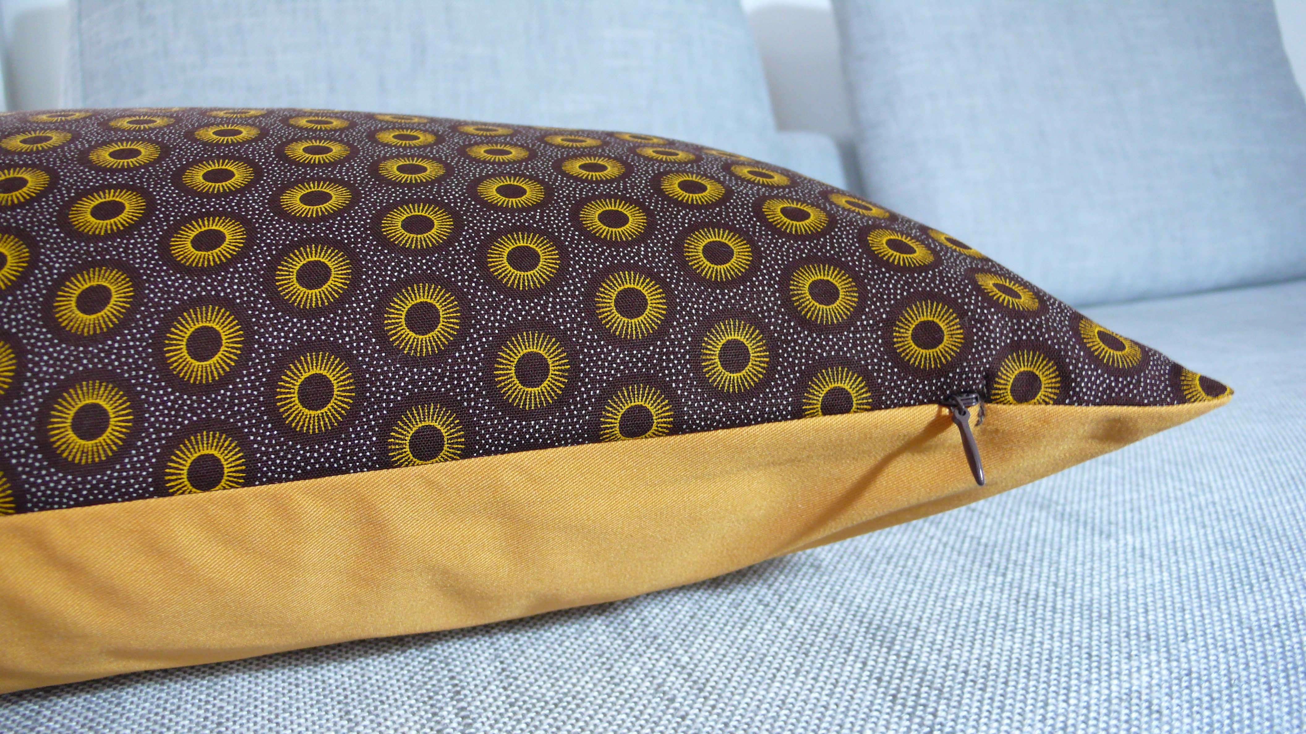 MEHAREE - Coussin 40 x 60 cm - en shweshwe, chocolat et moutarde