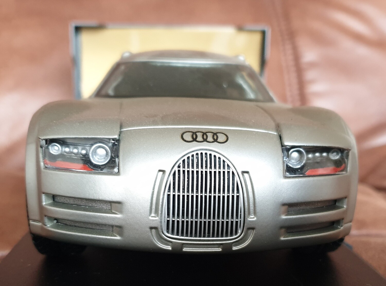 Maisto 1/18 Audi Rosemeyer concept