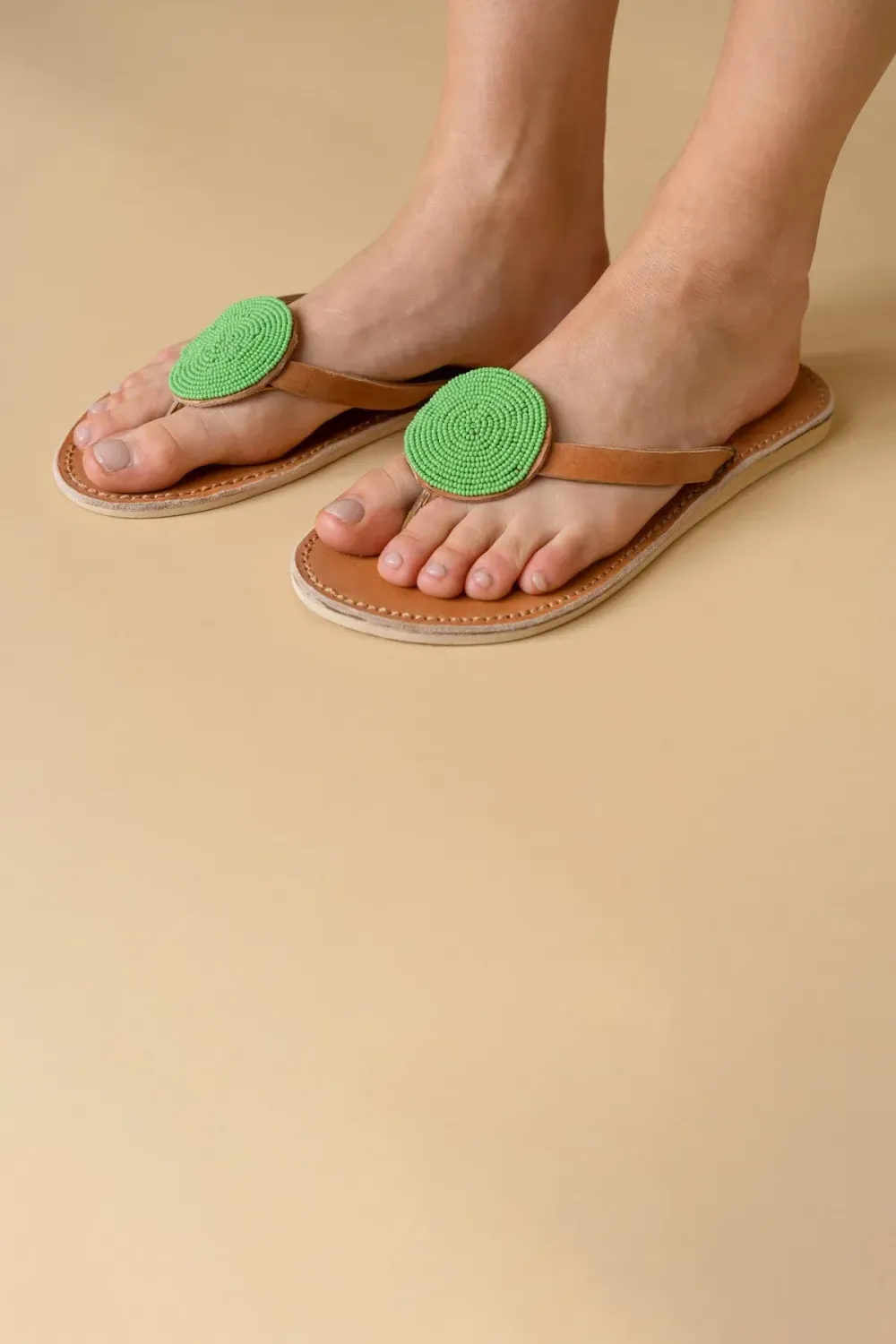 Leren slipper 'the Planet' met kraaltjes- Avocado