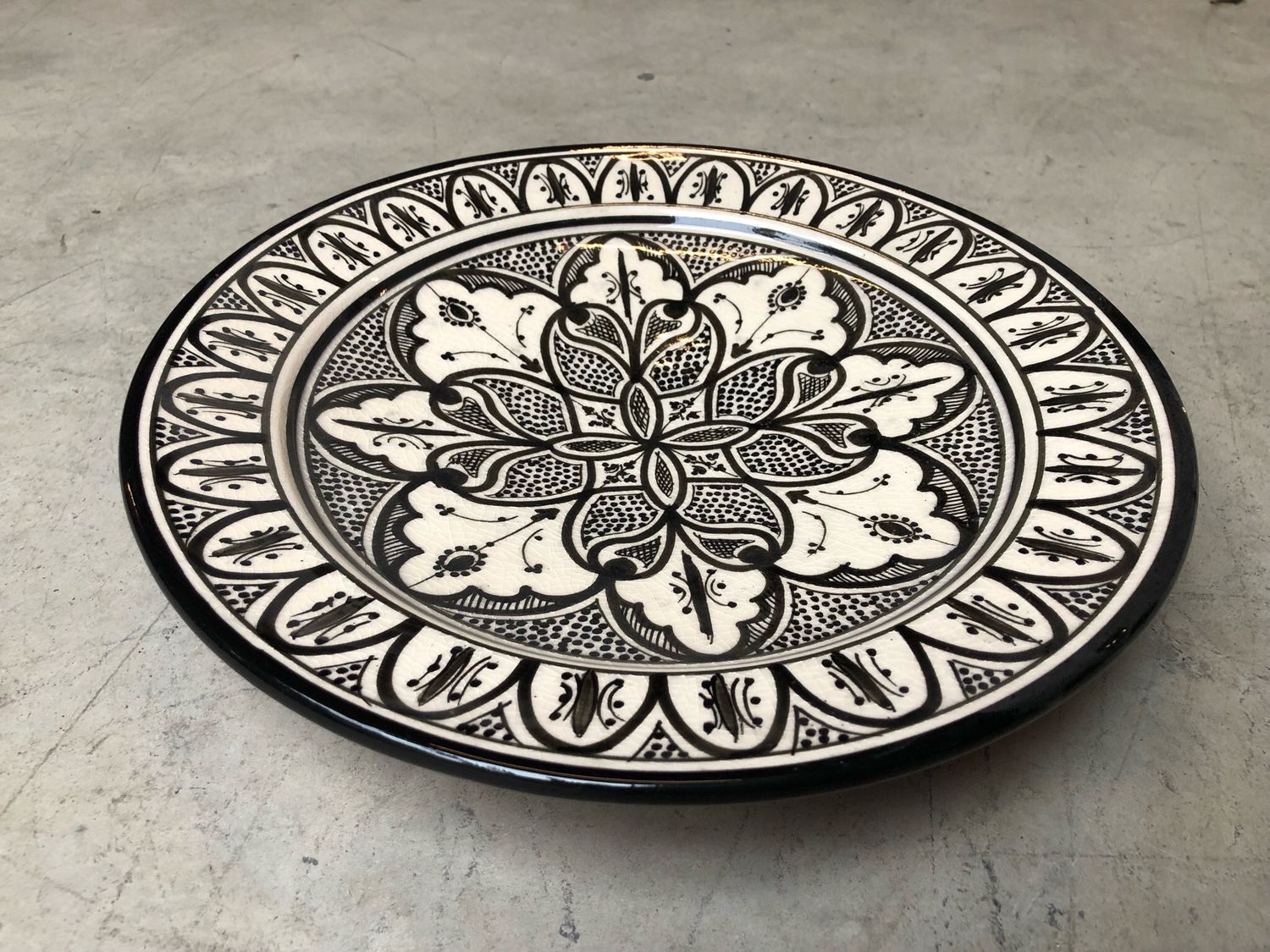 Marokkaans aardewerk bord  25 zwart wit