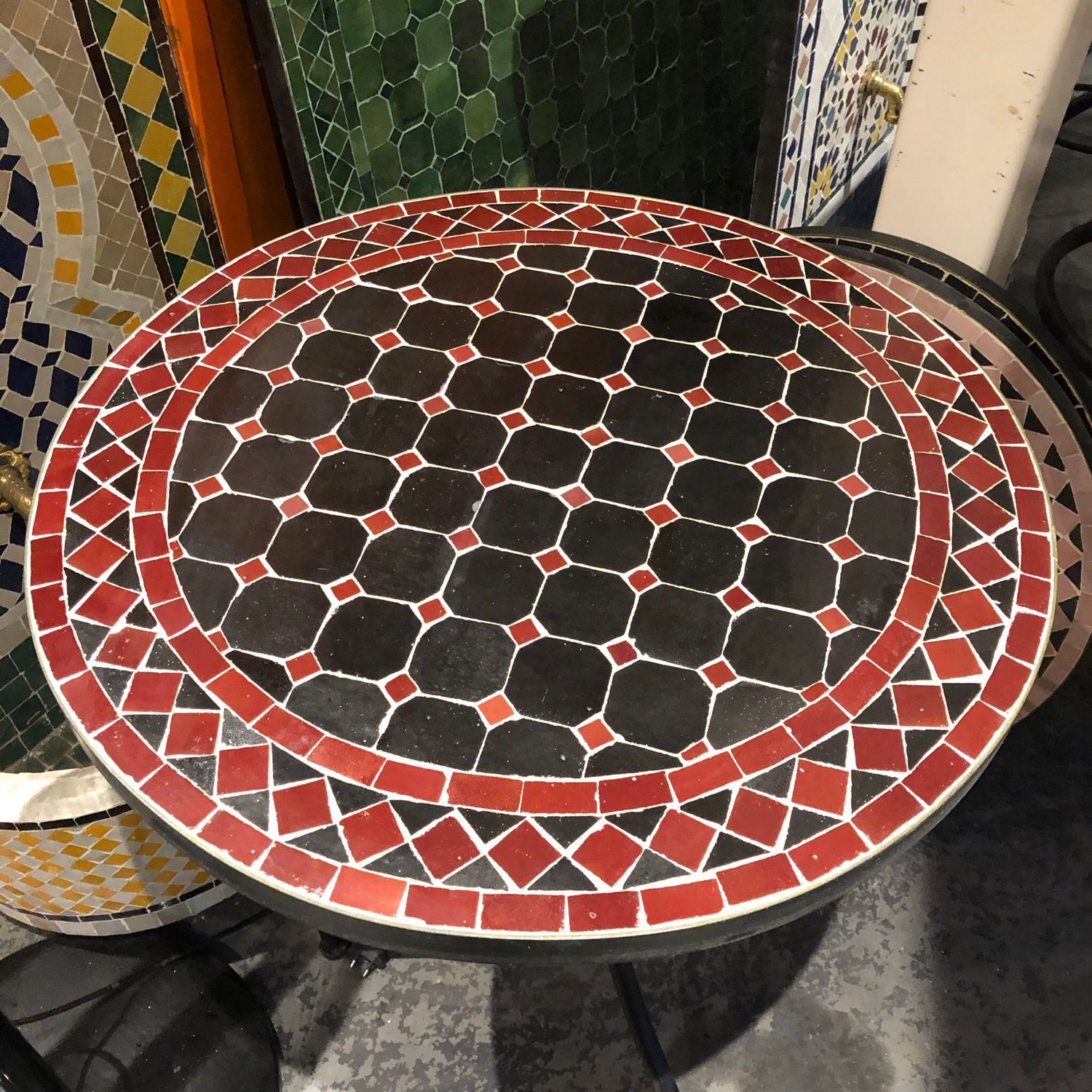 Marokkaanse Mozaiek tafel (blad) 60 cm Zwart-Bordeauxrood Handgemaakt — detail 3