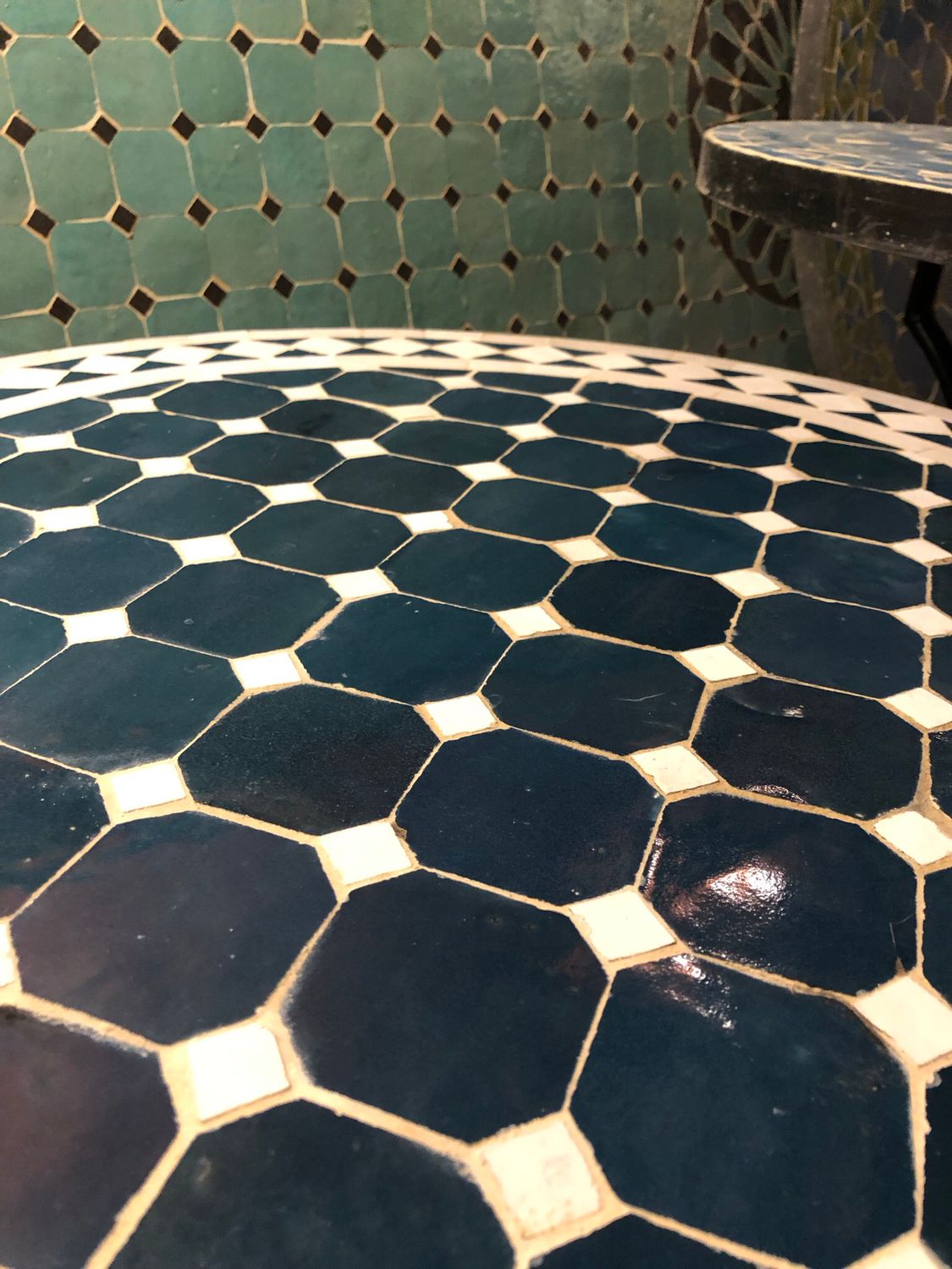 Marokkaanse Mozaiek tafel (blad) 60 cm Petrolblauw-Wit Handgemaakt — detail 5