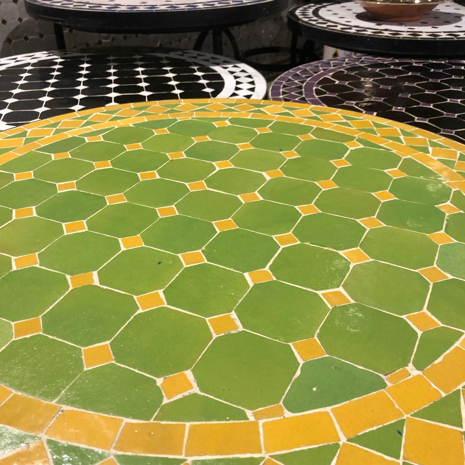 Marokkaanse Mozaiek tafel (blad) 60 cm - Appelgroen-Geel Handgemaakt — detail 3