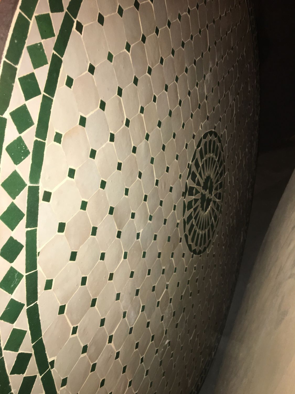 Marokkaanse Mozaiek tafel (blad) Met ROZET 140 cm Creme-Groen — detail 2