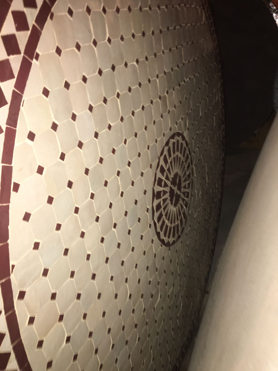 Marokkaanse Mozaiek tafel (blad) Met ROZET 140 cm Creme-Rood bordeaux — detail 2