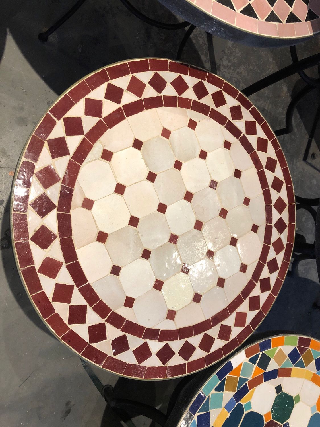 Marokkaanse Mozaiek tafel (blad) 50 cm Creme- Bordeaux Rood Handgemaakt — detail 2