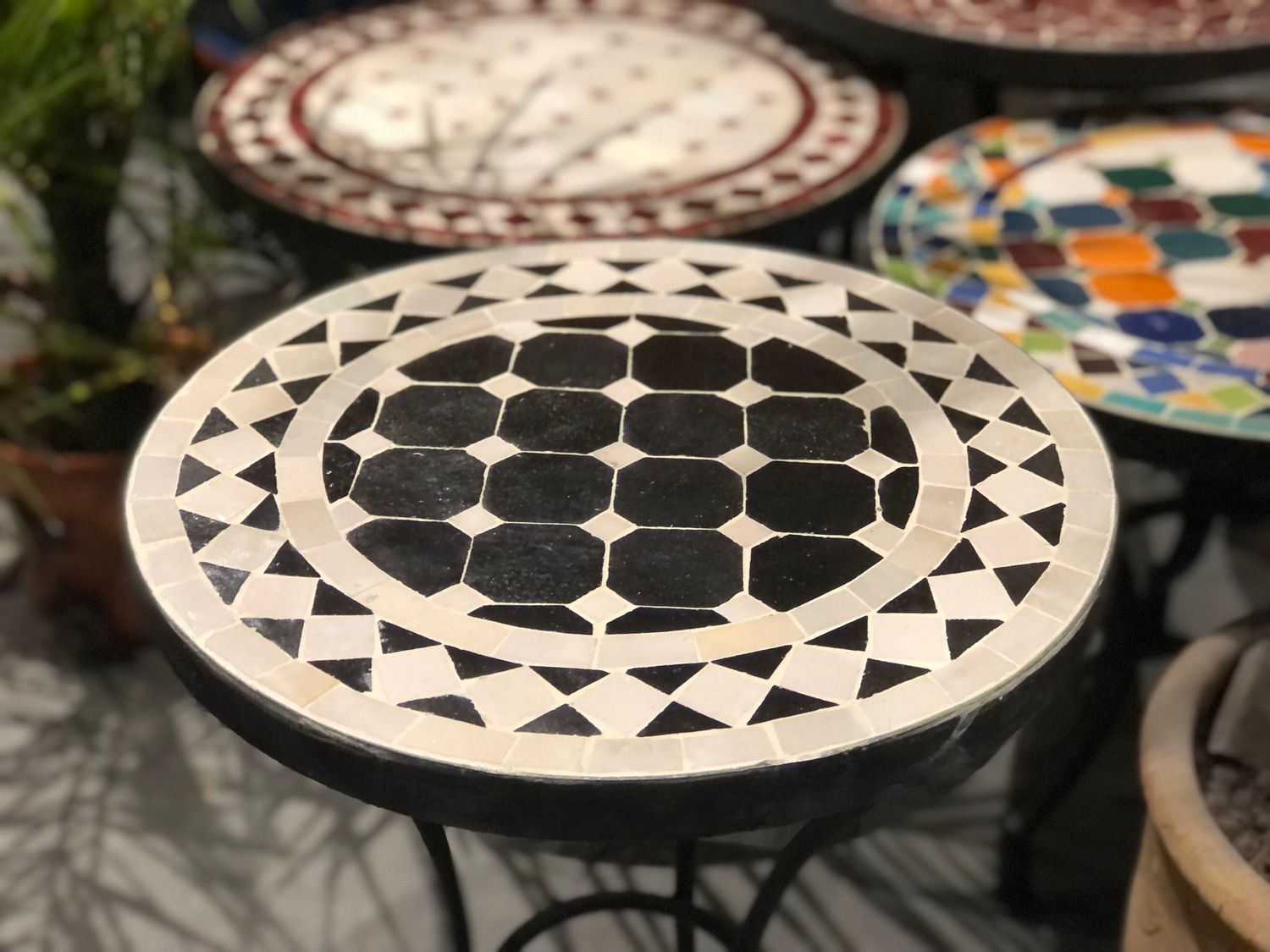 Marokkaanse Mozaiektafel (blad) 40 cm Zwart-Creme Handgemaakt — detail 2