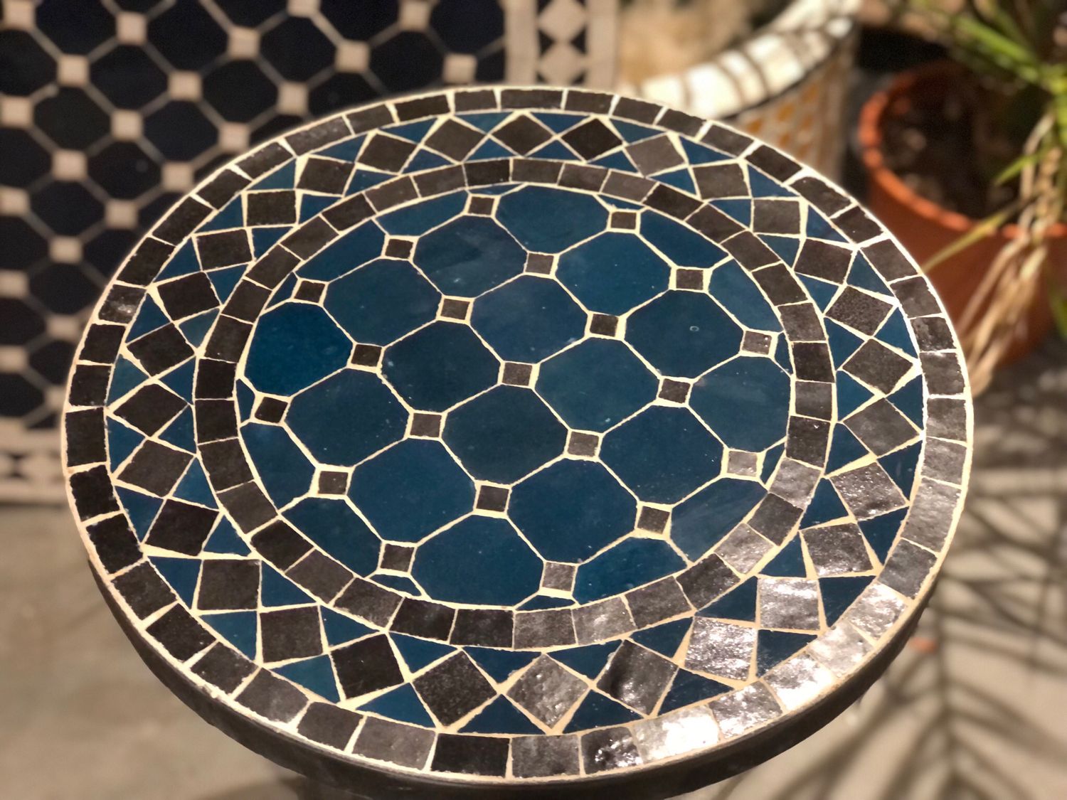 Marokkaanse Mozaiektafel (blad) 40 cm Petrolblauw-Zwart Handgemaakt — detail 2