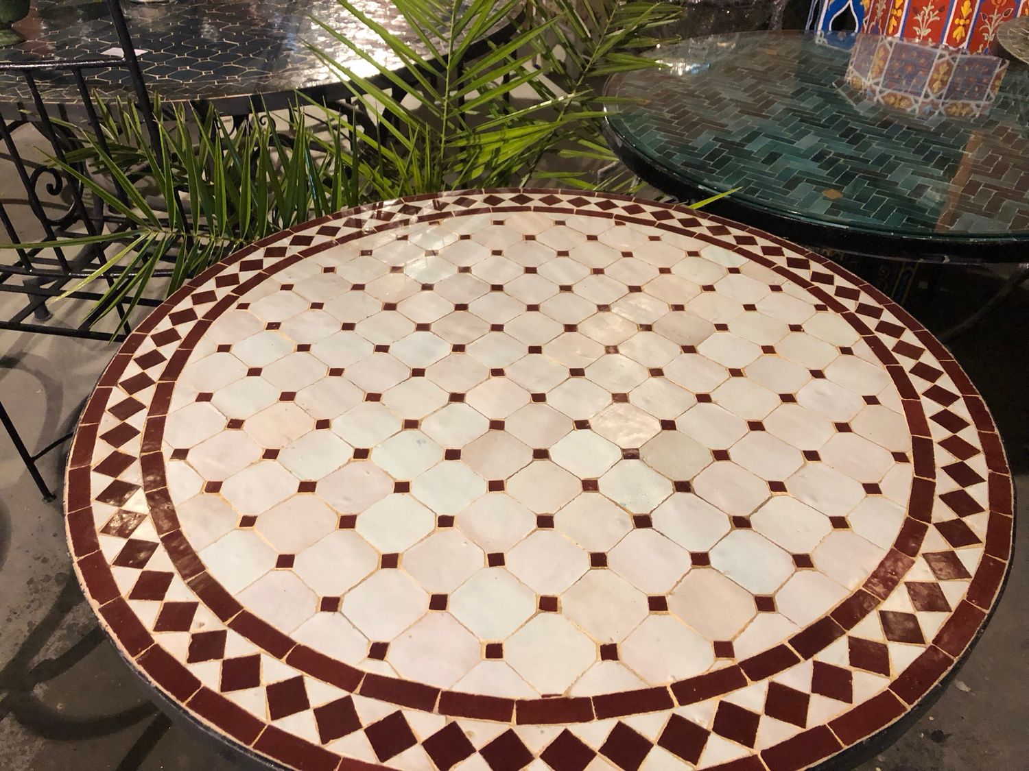 Marokkaanse Mozaiek tafel (blad) 80 cm Creme-Bordeaux rood Handgemaakt — detail 2