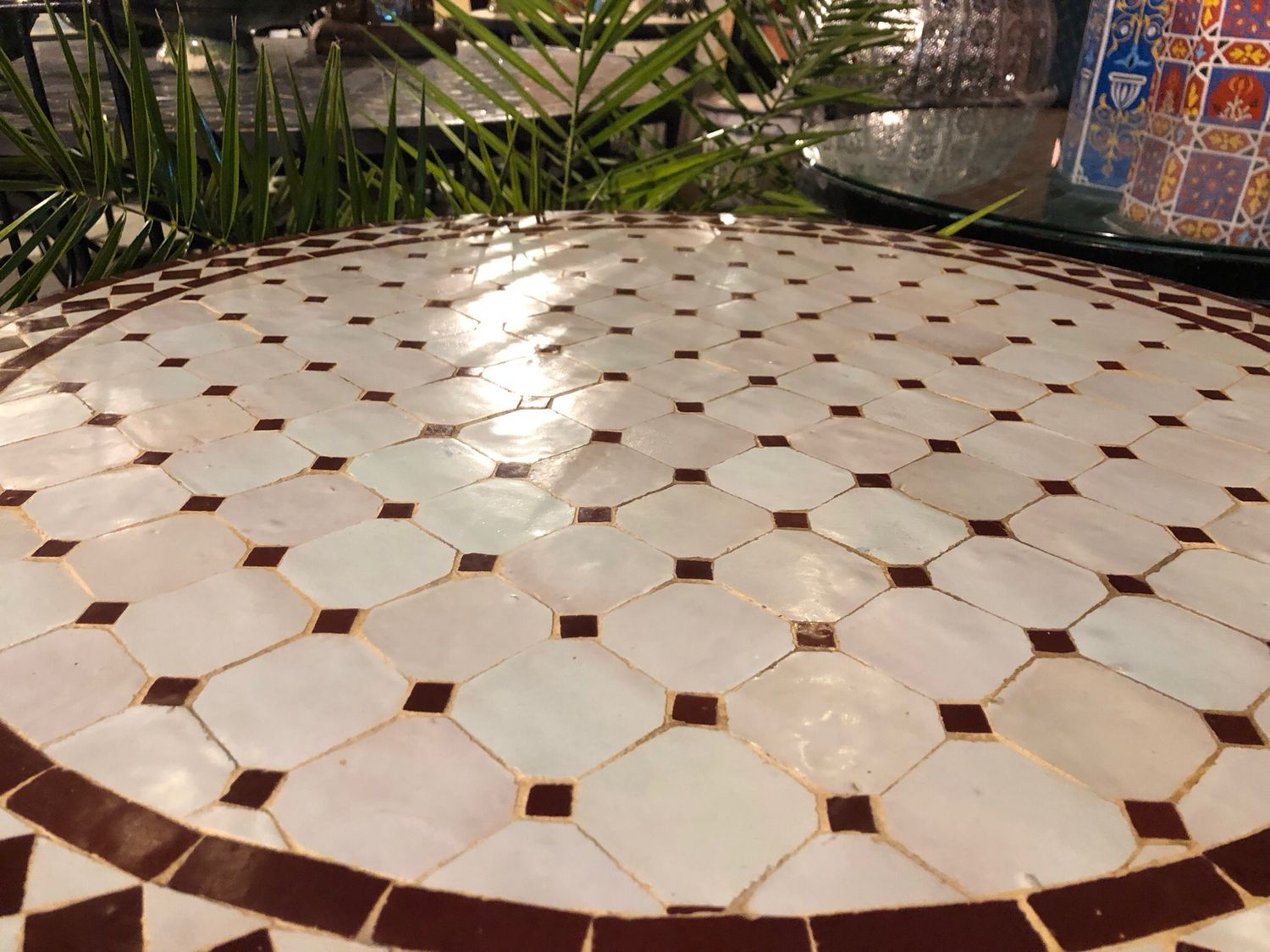 Marokkaanse Mozaiek tafel (blad) 80 cm Creme-Bordeaux rood Handgemaakt — detail 4