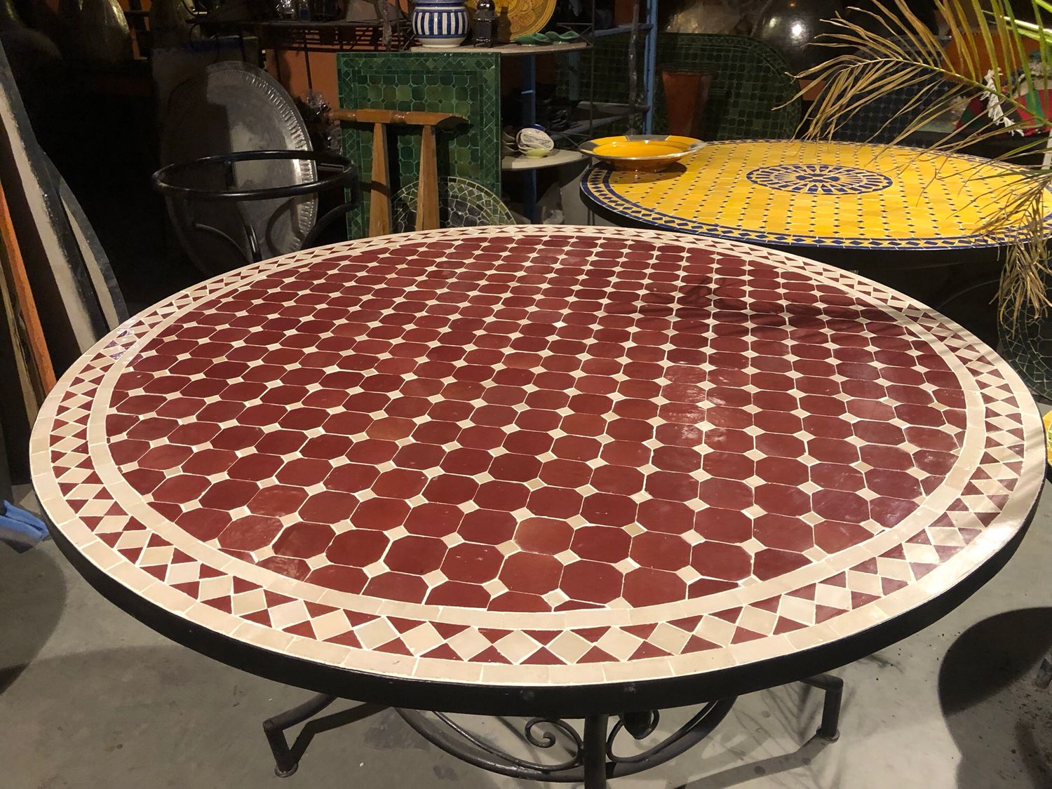 Marokkaanse Mozaiek tafel (blad) 120 cm Bordeau rood-Creme Handgemaakt — detail 2