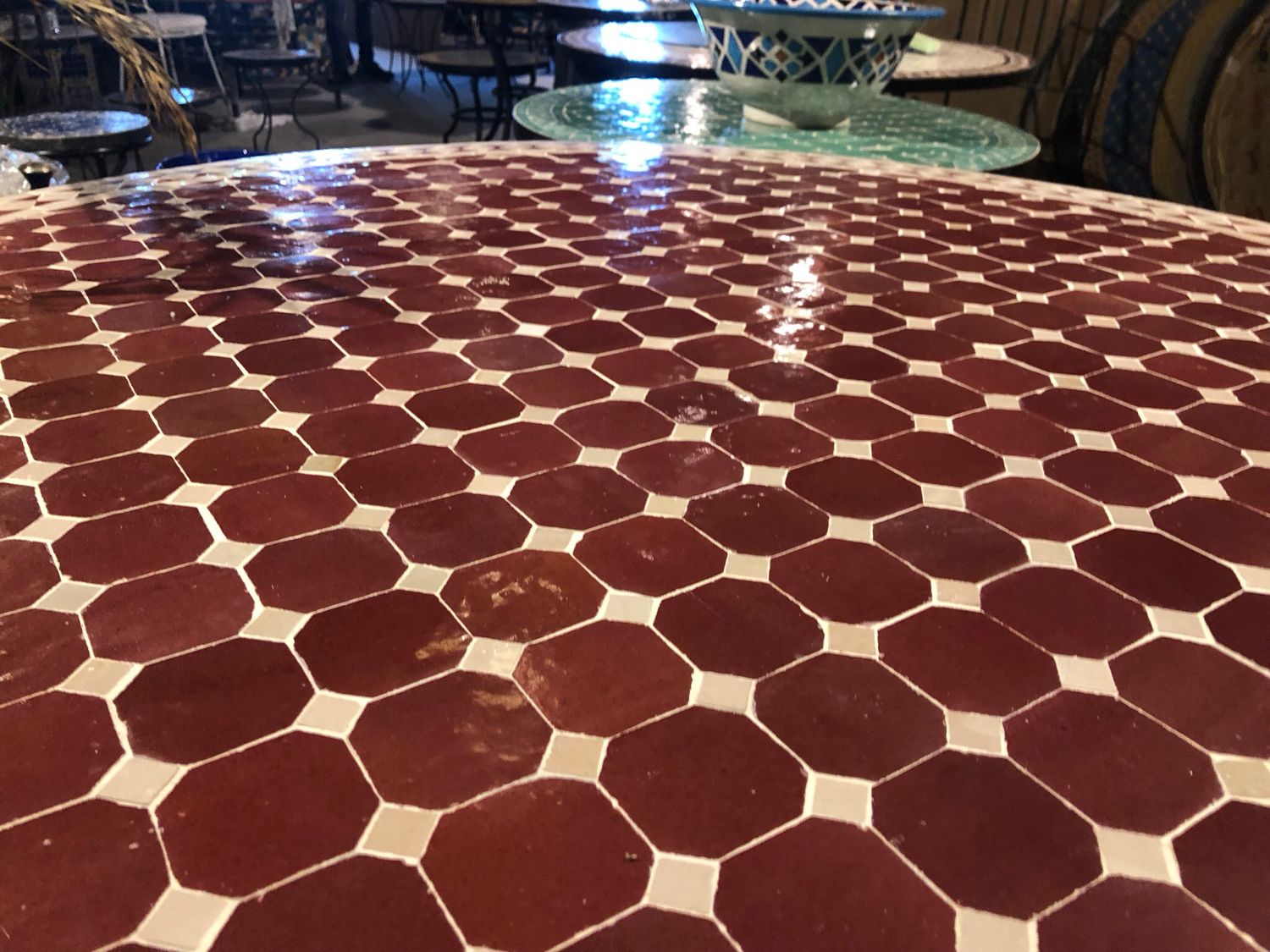 Marokkaanse Mozaiek tafel (blad) 120 cm Bordeau rood-Creme Handgemaakt — detail 3