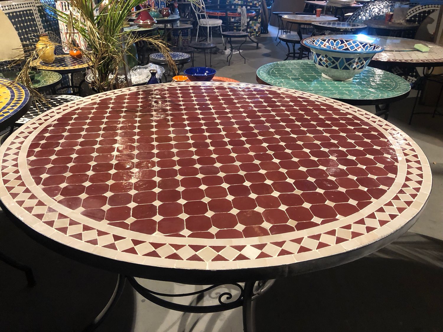 Marokkaanse Mozaiek tafel (blad) 120 cm Bordeau rood-Creme Handgemaakt — detail 5