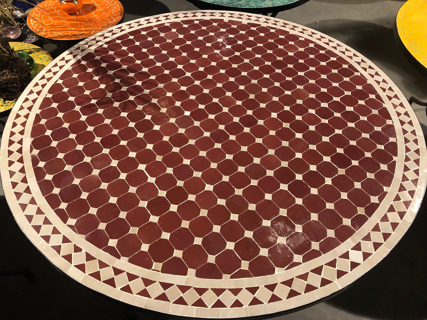 Marokkaanse Mozaiek tafel (blad) 120 cm Bordeau rood-Creme Handgemaakt — detail 4