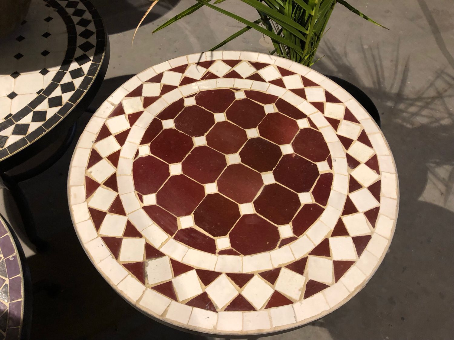 Marokkaanse Mozaiektafel (blad) 40 cm Bordeauxrood-wit Handgemaakt — detail 2