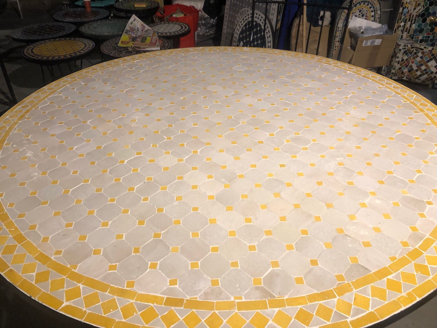 Marokkaanse Mozaiek tafel (blad)140 cm Creme-Geel — detail 3
