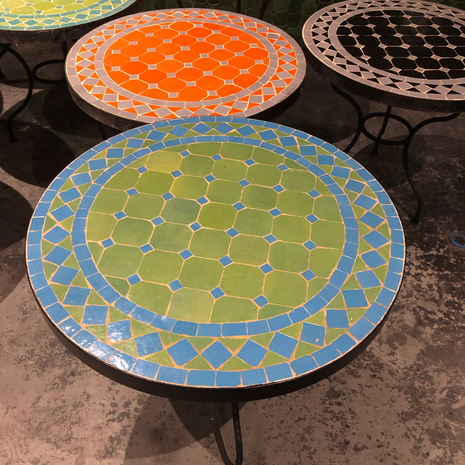 Marokkaanse Mozaiek tafel (blad) 50 cm Appelgroen- Turqouise Handgemaakt — detail 2