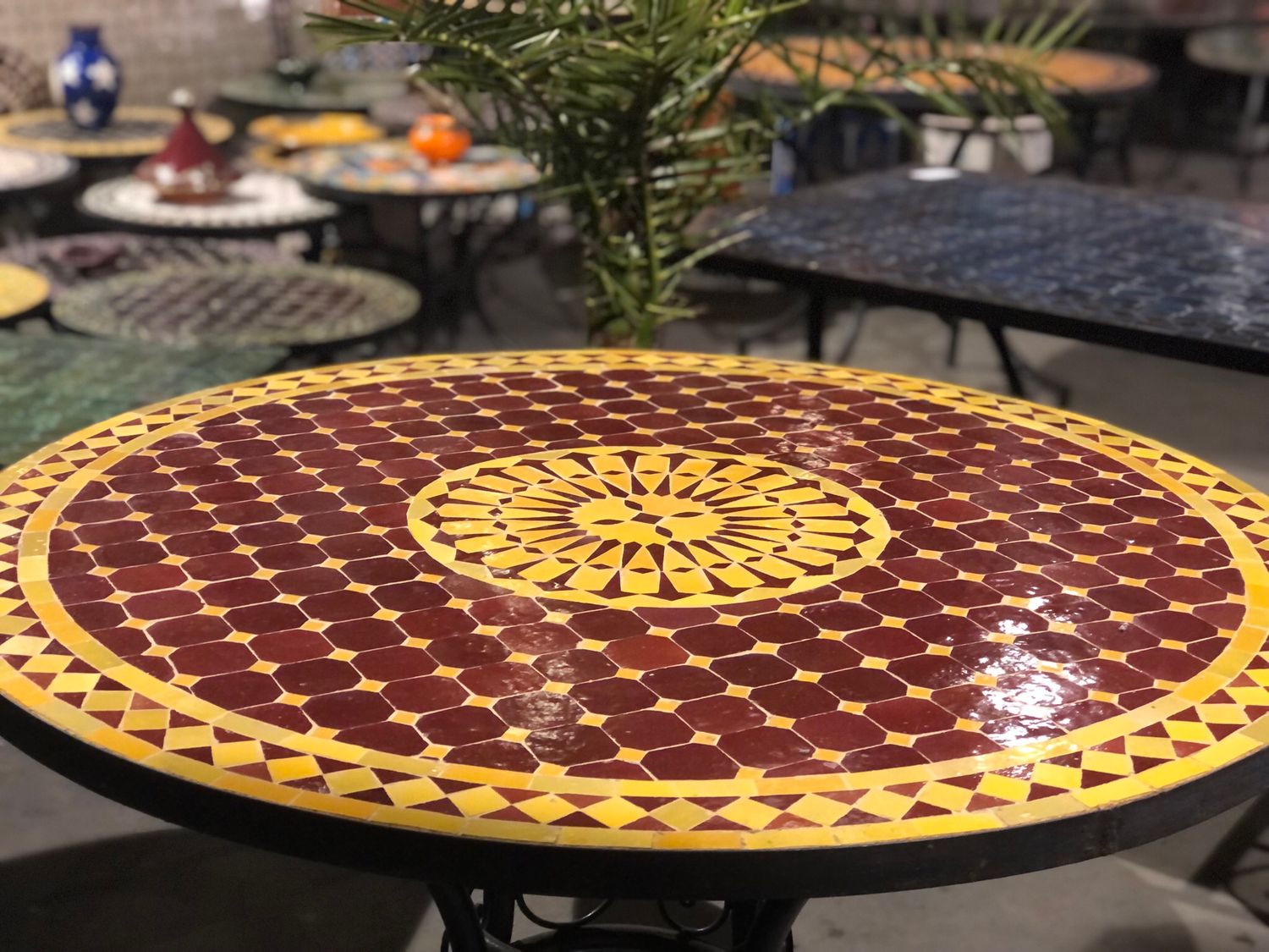 Marokkaanse Mozaiek tafel (blad) Met ROZET 100 cm Bordeaux rood-Geel Marokkaanse Mozaiek tafel (blad) Met ROZET 100 cm Bordeaux rood-Geel
