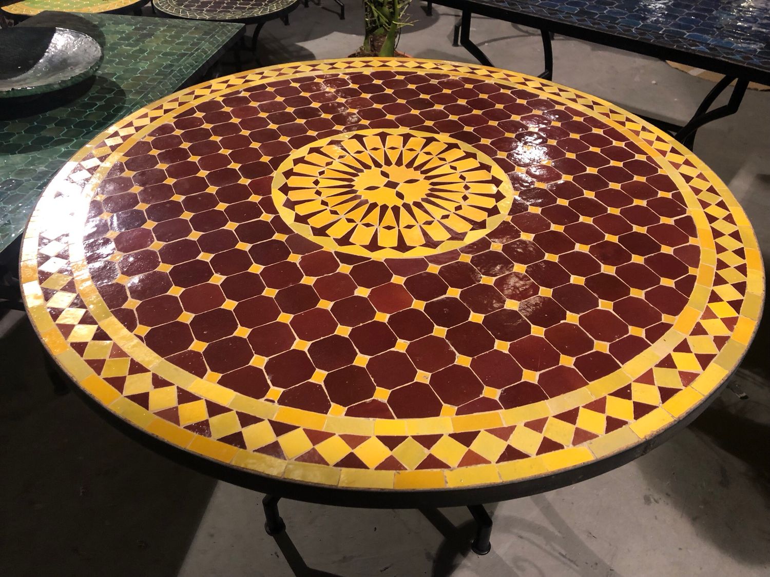 Marokkaanse Mozaiek tafel (blad) Met ROZET 100 cm Bordeaux rood-Geel — detail 2