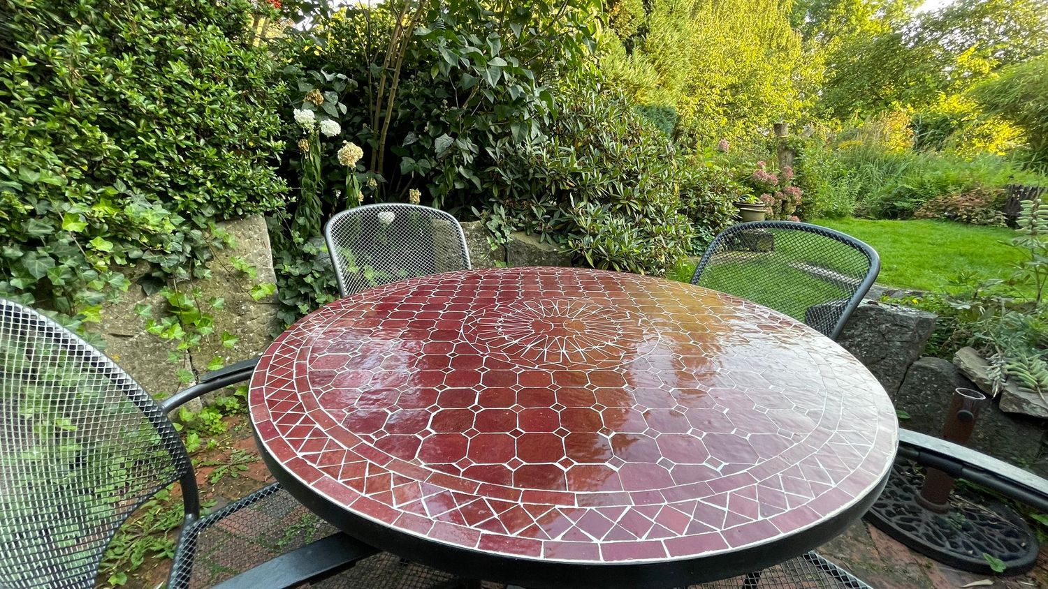 Marokkaanse Mozaiek tafel (blad) Met ROZET 100 cm Bordeaux rood Uni — detail 2