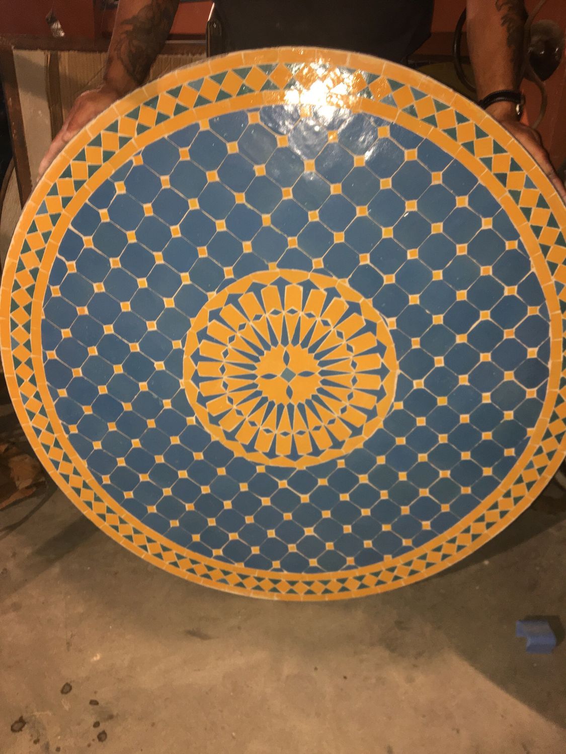 Marokkaanse Mozaiek tafel (blad) Met ROZET 100 cm Turqouiseblauw -Geel Handgemaakt — detail 2