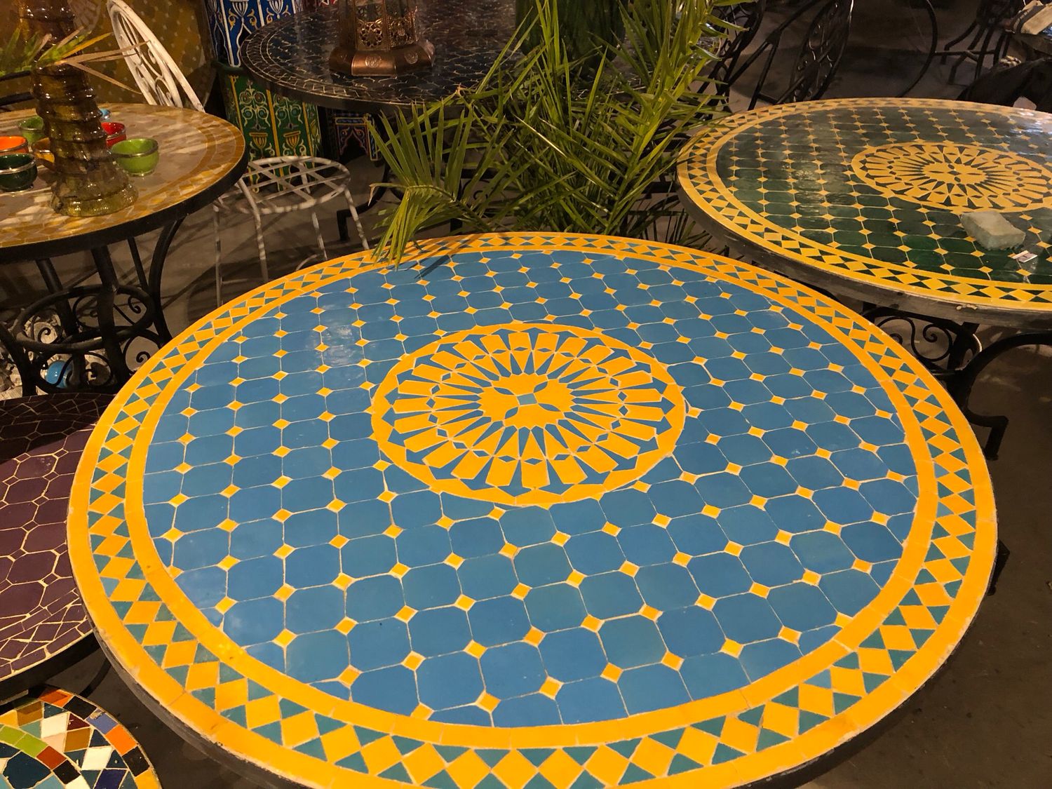 Marokkaanse Mozaiek tafel (blad) Met ROZET 100 cm Turqouiseblauw -Geel Handgemaakt — detail 4