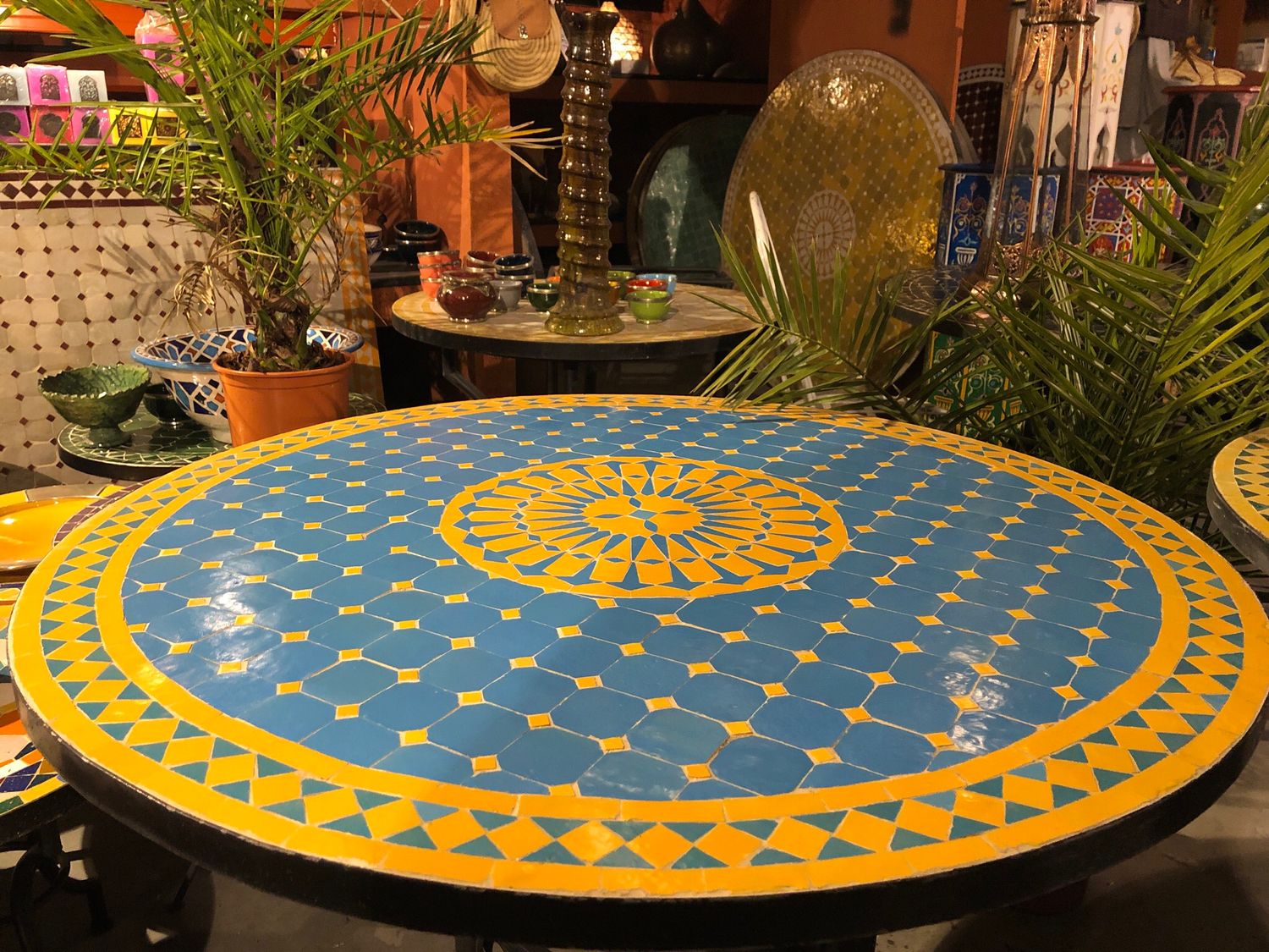 Marokkaanse Mozaiek tafel (blad) Met ROZET 100 cm Turqouiseblauw -Geel Handgemaakt — detail 3