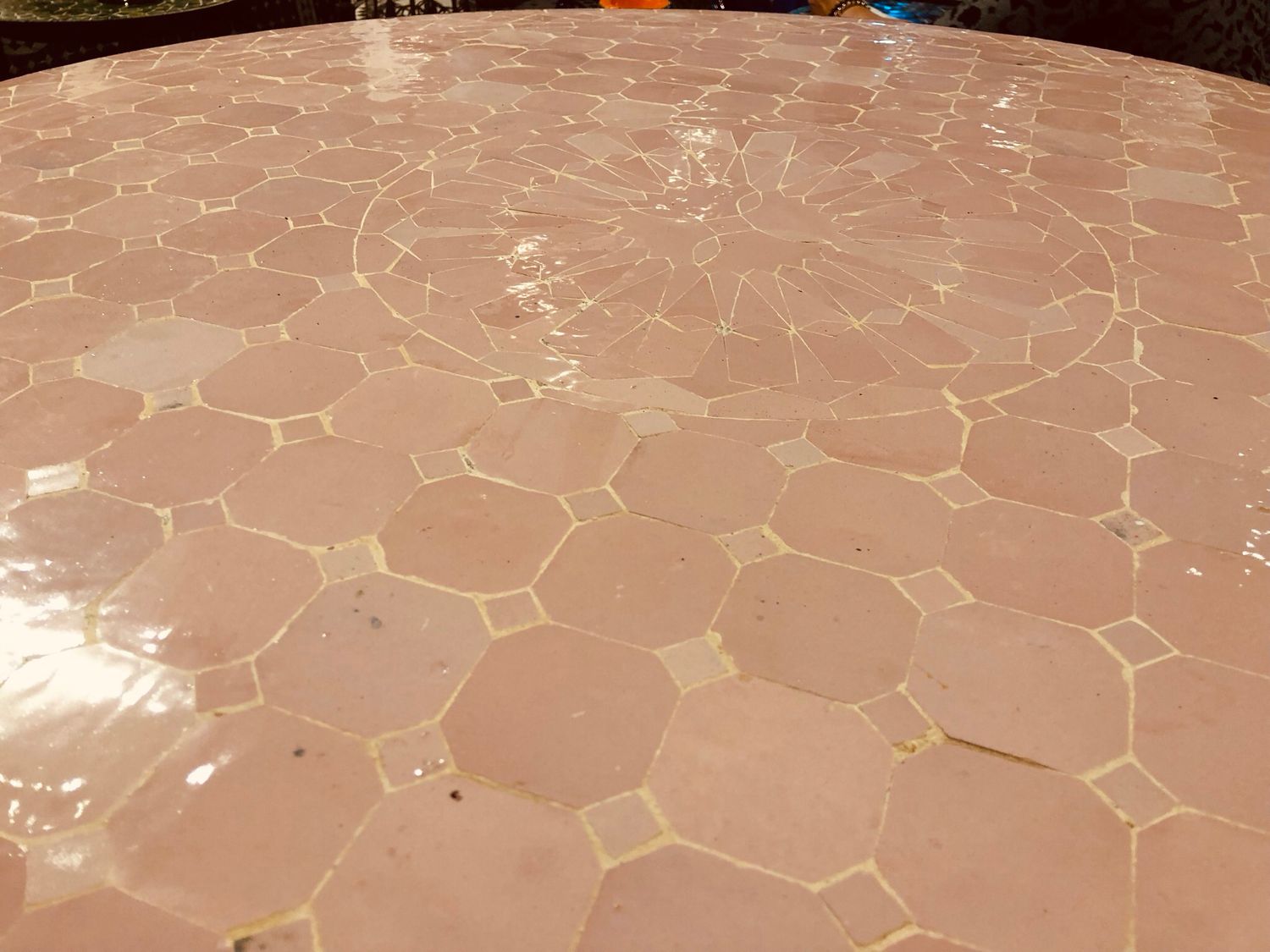 Marokkaanse Mozaiek tafel (blad) Met ROZET Roze Uni 100 cm Handgemaakt — detail 4