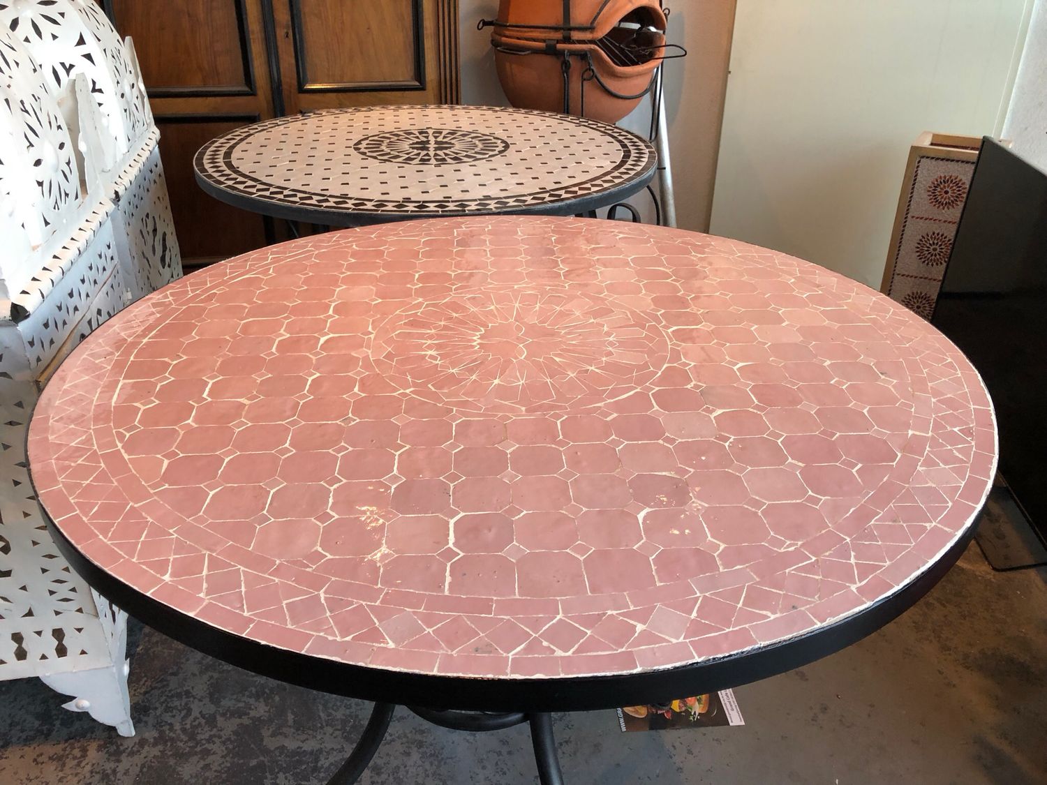 Marokkaanse Mozaiek tafel (blad) Met ROZET Roze Uni 100 cm Handgemaakt — detail 2
