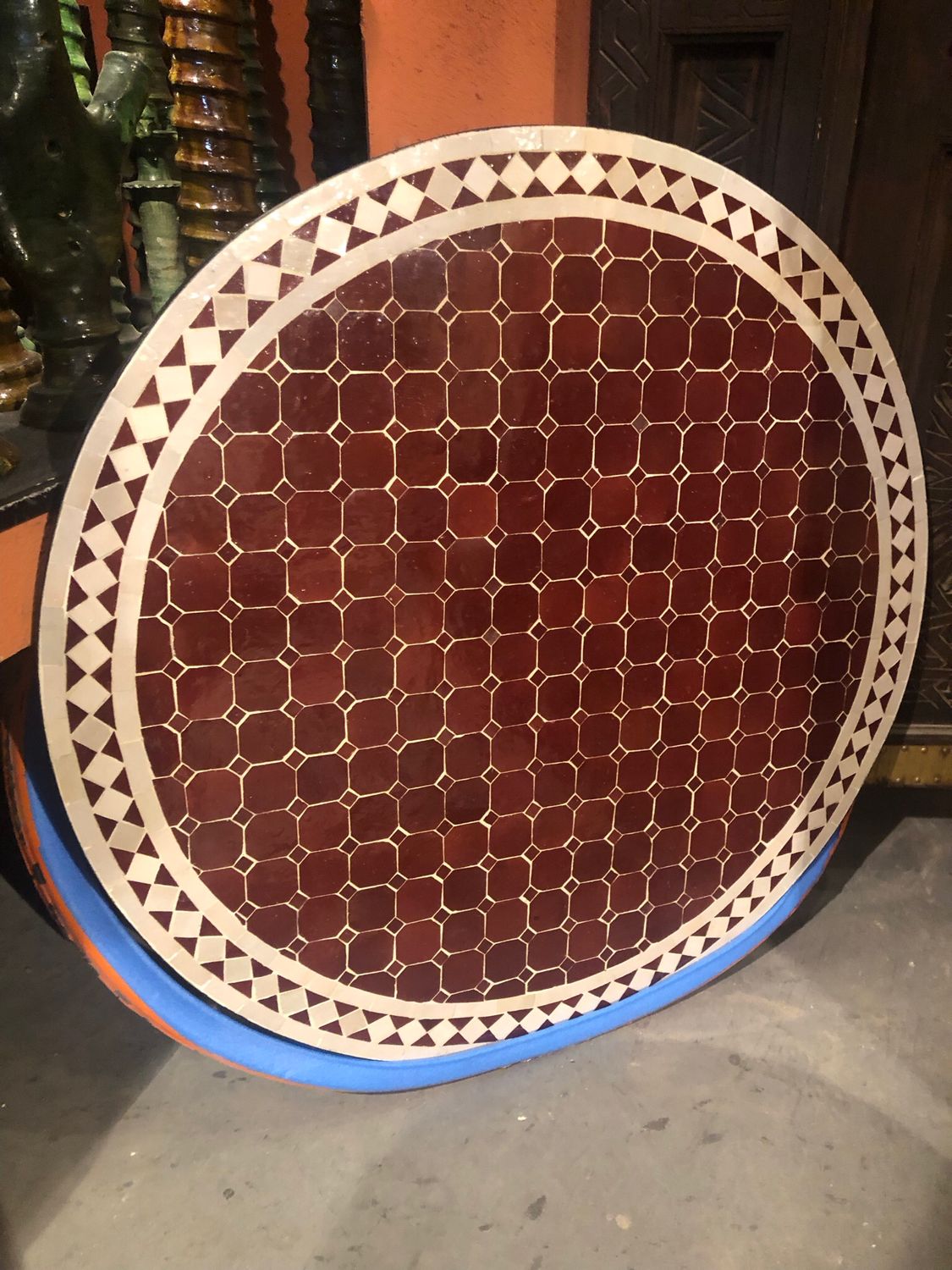 Marokkaanse Mozaiek tafel (blad) 100 cm Bordeaux rood Uni Handgemaakt — detail 3