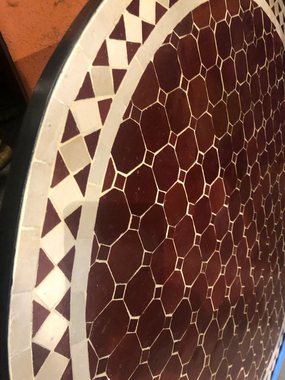 Marokkaanse Mozaiek tafel (blad) 100 cm Bordeaux rood Uni Handgemaakt — detail 4