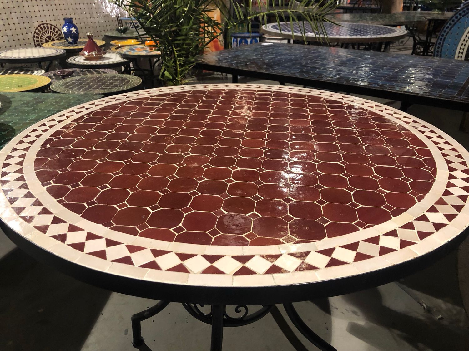 Marokkaanse Mozaiek tafel (blad) 100 cm Bordeaux rood Uni Handgemaakt — detail 2