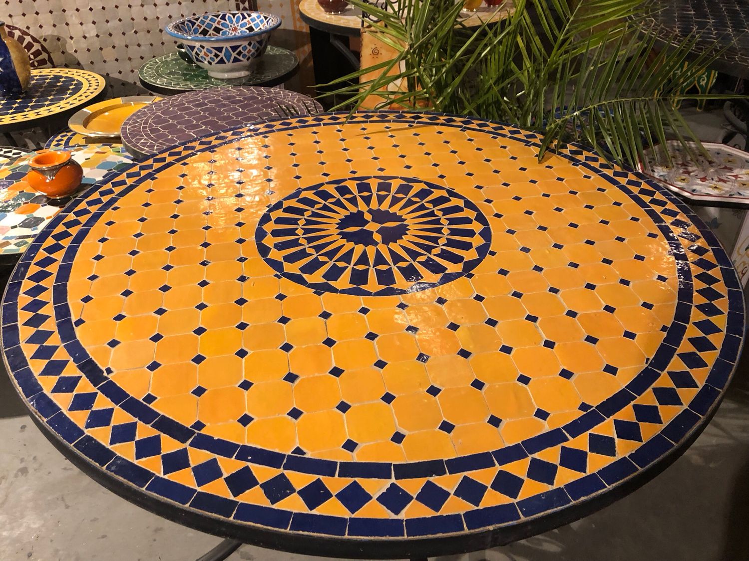 Marokkaanse Mozaiek tafel (blad) Met ROZET 100 cm Geel-Blauw — detail 2