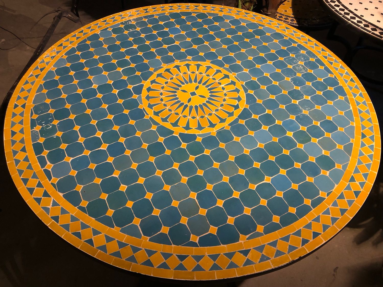 Marokkaanse Mozaiek tafel (blad) Met ROZET 120 cm Turqouise blauw-Geel — detail 3