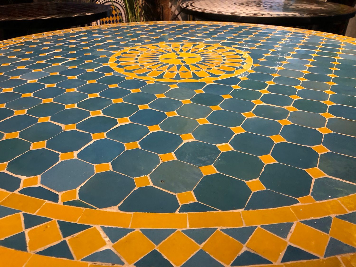 Marokkaanse Mozaiek tafel (blad) Met ROZET 120 cm Turqouise blauw-Geel — detail 4