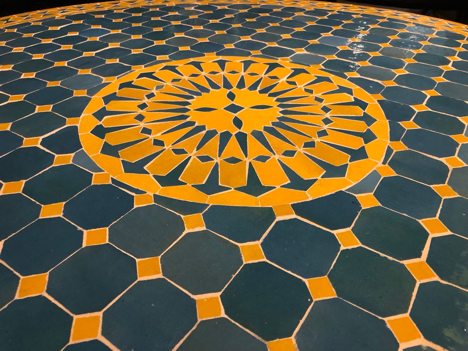 Marokkaanse Mozaiek tafel (blad) Met ROZET 120 cm Turqouise blauw-Geel — detail 5