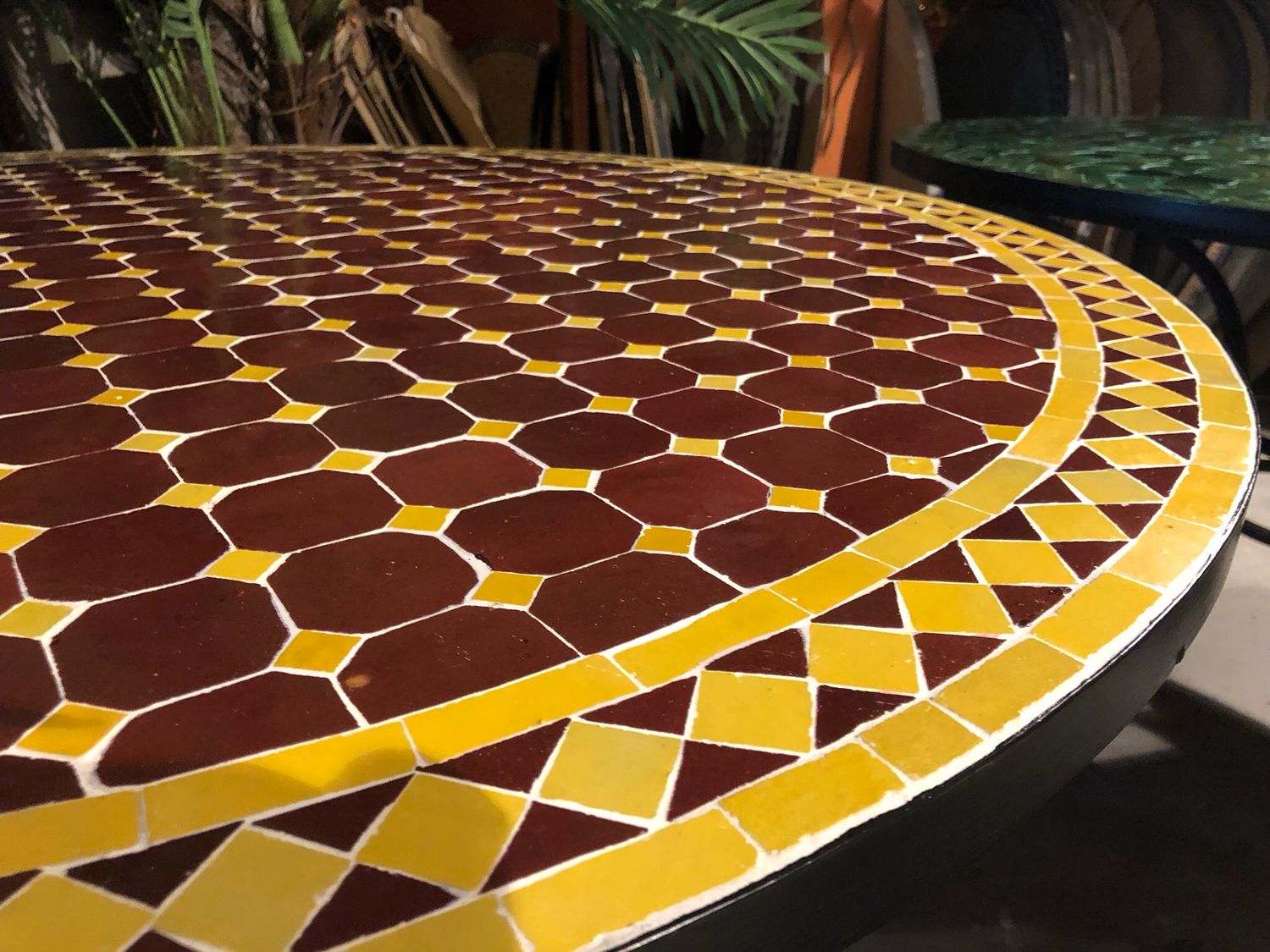 Marokkaanse Mozaiek tafel (blad) 120 cm Bordeau rood-Geel — detail 2