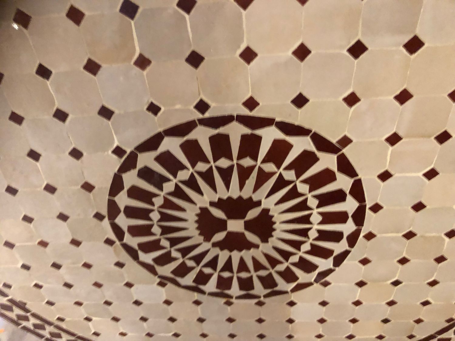 Marokkaanse Mozaiek tafel (blad) Met ROZET 100 cm Creme-Bordeauxrood — detail 2