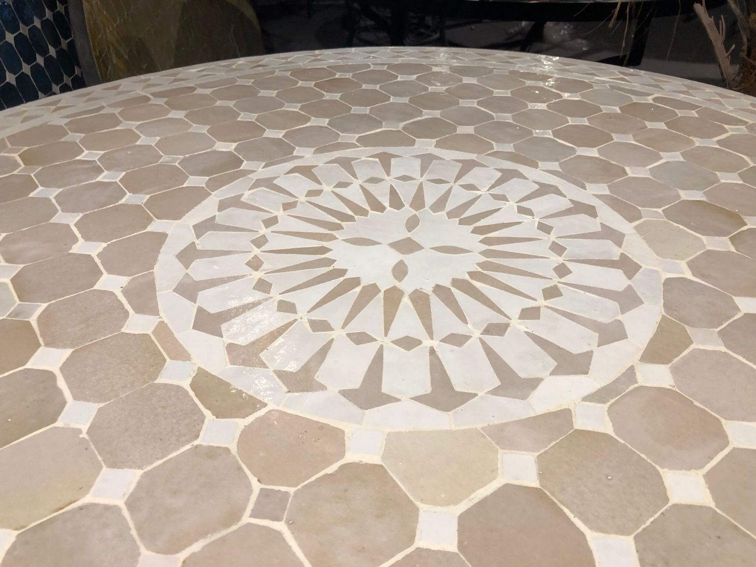Marokkaanse Mozaiek tafel (blad) Met ROZET 100 cm Creme-Wit Handgemaakt — detail 5