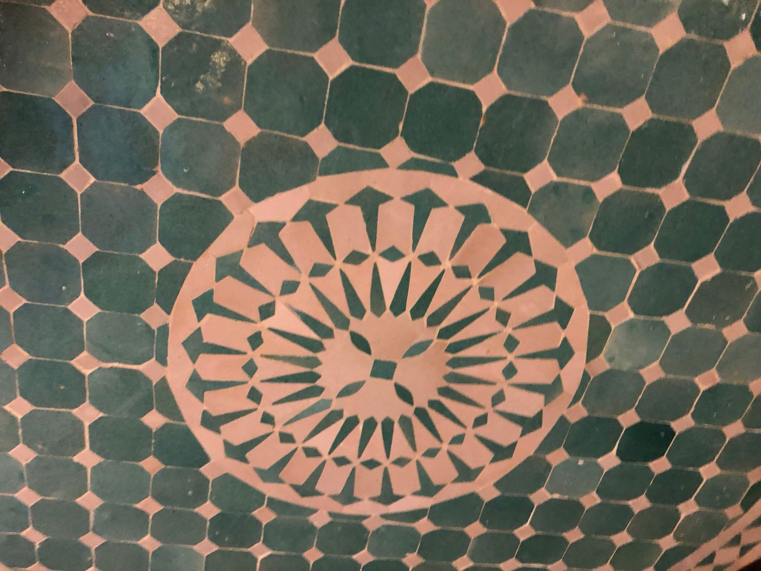 Marokkaanse Mozaiek tafel (blad) Met ROZET 100 cm Zeegroen-Creme — detail 6