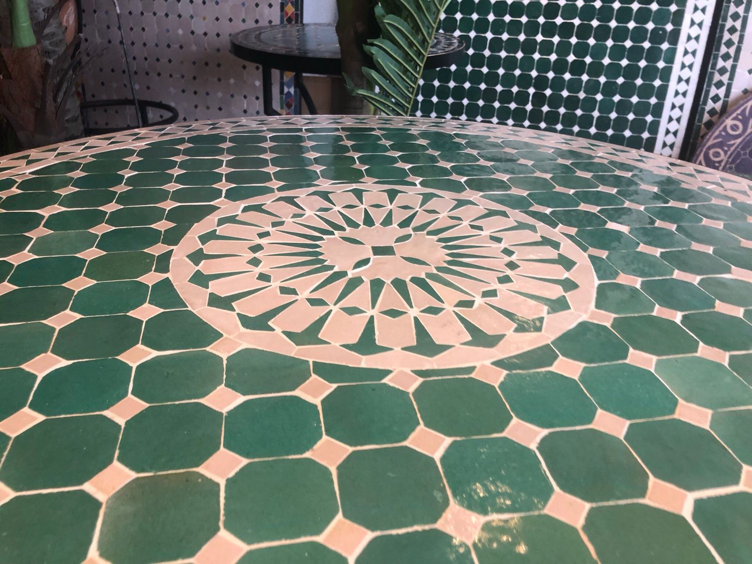 Marokkaanse Mozaiek tafel (blad) Met ROZET 100 cm Zeegroen-Creme — detail 2