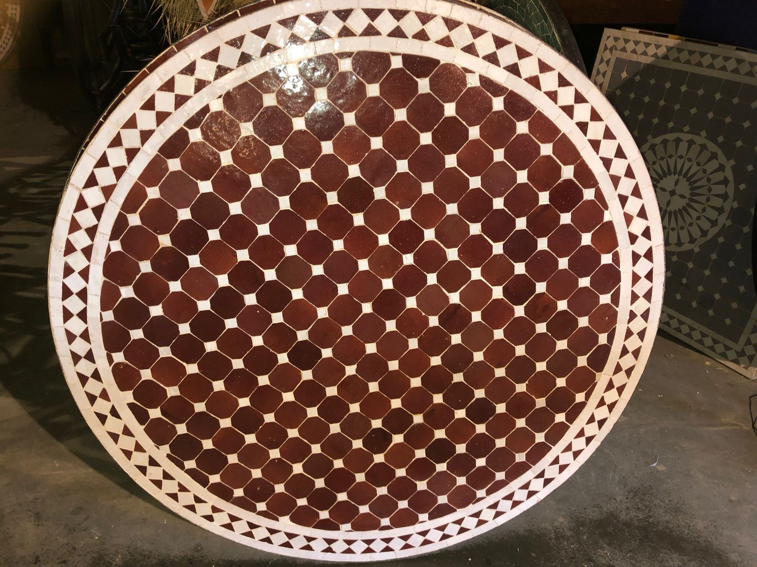 Marokkaanse Mozaiek tafel (blad) 100 cm Bordeaux rood-wit Handgemaakt nw — detail 2