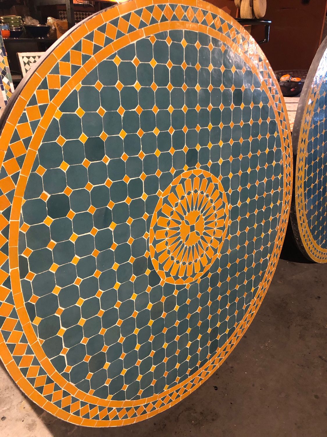 Marokkaanse Mozaiek tafel (blad) Met ROZET 120 cm Lichtblauw -Okergeel — detail 2