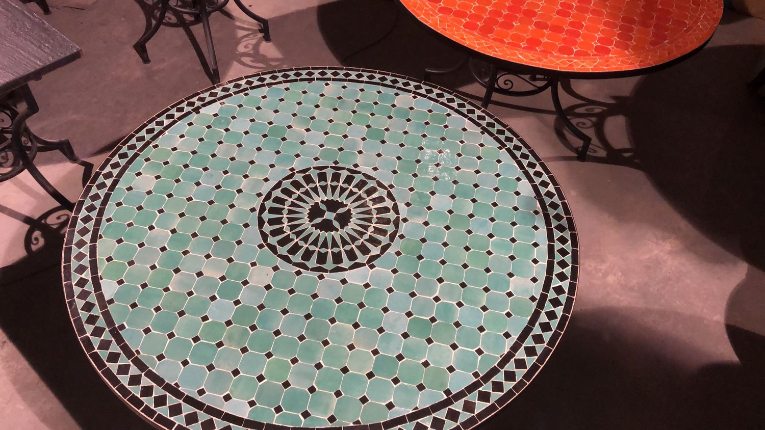 Marokkaanse Mozaiek tafel (blad) Met ROZET 120 cm Zeegroen- Zwart — detail 6